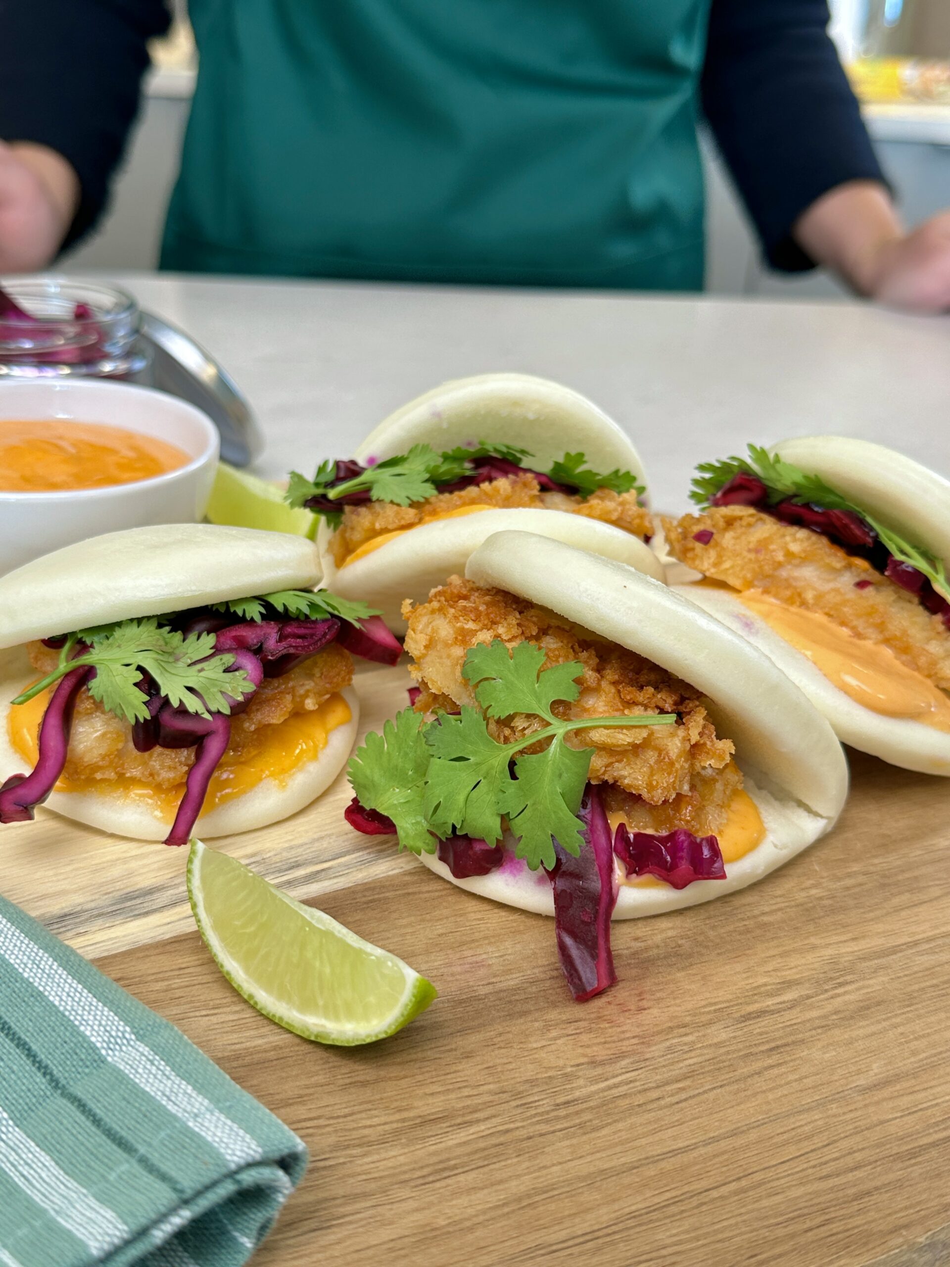 Bao buns med krispig kyckling, chilimayo och syrlig rödkål