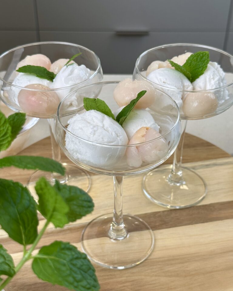 Litchi med kokosglass och mynta