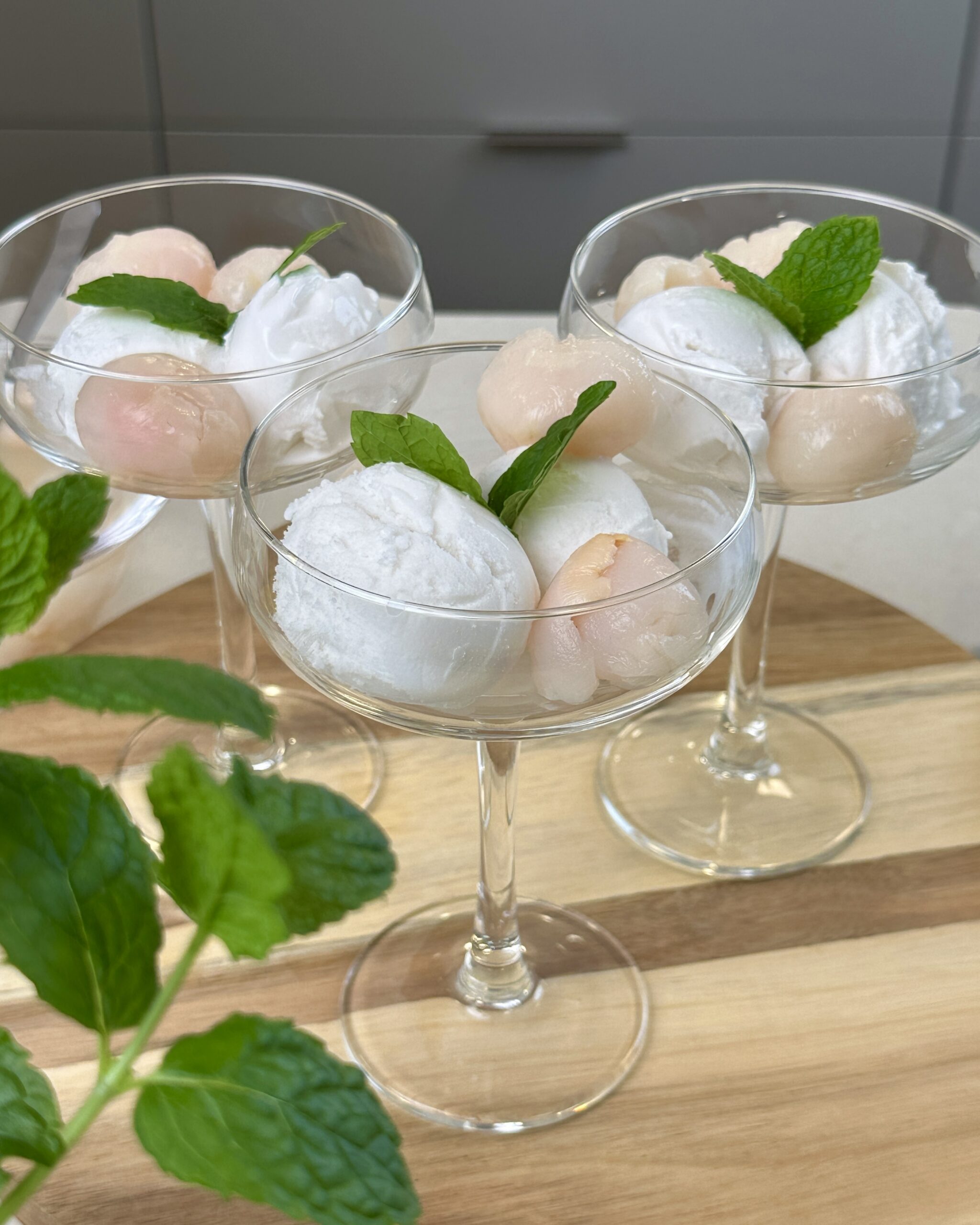 Litchi med kokosglass och mynta