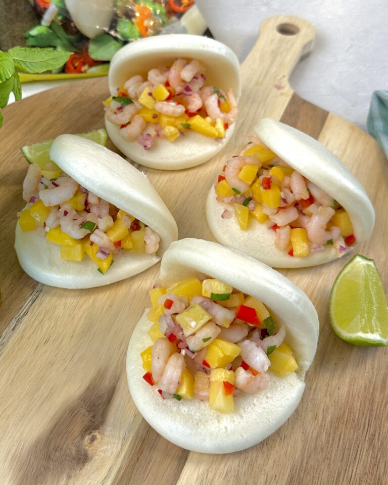 Bao buns med räkor och mangosalsa
