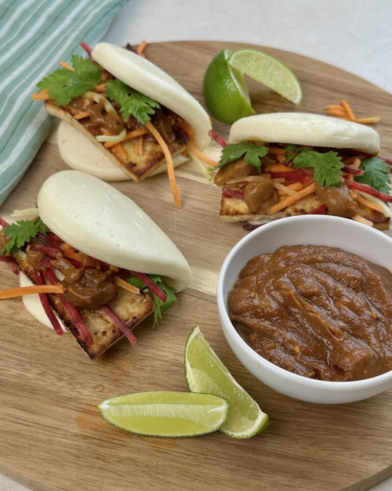 Bao buns med asiatisk salladsmix, tofu och jordnötssås