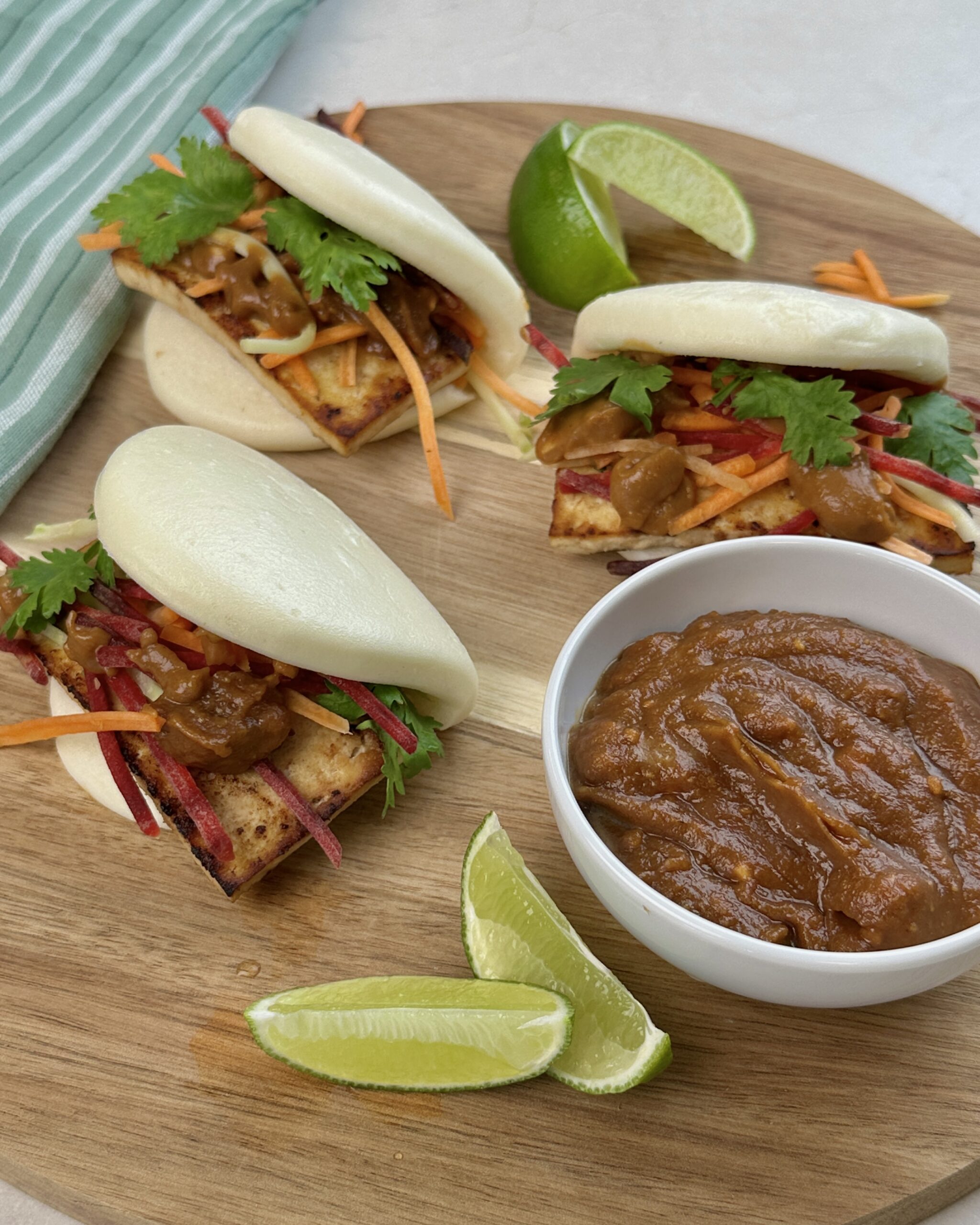 Bao buns med asiatisk salladsmix, tofu och jordnötssås